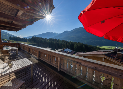 Nationalpark Chalets Hoher Rosshuf Eettafel en zitje op het balkon in de zomer