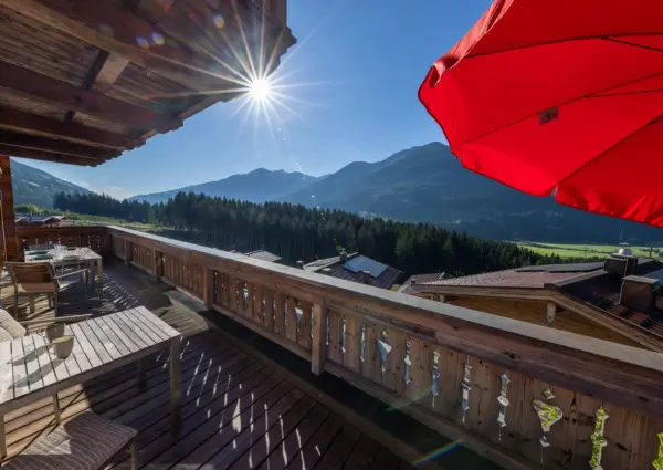 Nationalpark Chalets Hoher Rosshuf Eettafel en zitje op het balkon in de zomer