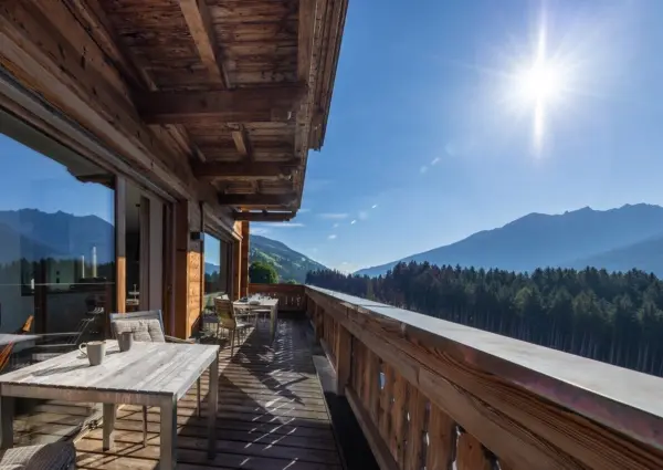 Nationalpark Chalets Hoher Rosshuf kopje koffie of thee in zon op het balkon