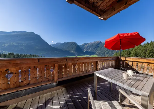 Nationalpark Chalets Hoher Rosshuf comfortabel zitje op het balkon met parasol