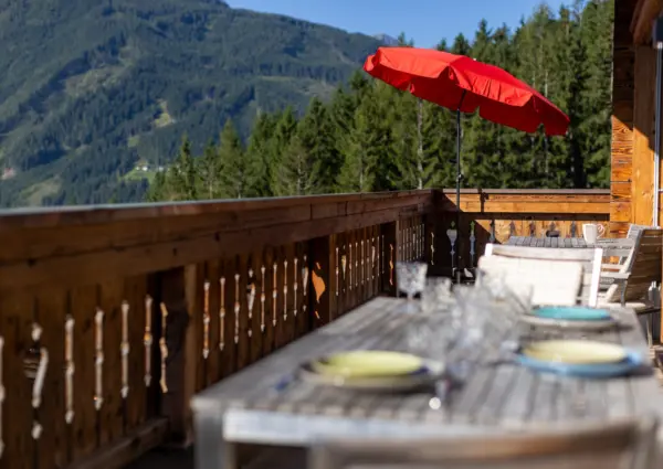 Nationalpark Chalets Hoher Rosshuf eten met uitzicht op de bergen