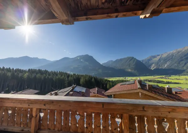Nationalpark Chalets Hoher Rosshuf uitzicht op de bergen in de zomer vanaf het balkon