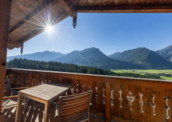 Nationalpark Chalets Hoher Rosshuf zitje op het balkon van de bovenste etage