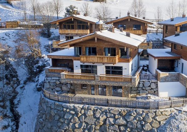 Nationalpark Chalet Hohes Aderl Neukirchen - 
<ul>
  <li>Directe toegang tot de dalafdaling van skigebied de Wildkogel Arena.</li>
  <li>Eigen ontspanningsruimte met Finse sauna en ligbad met uitzicht op besneeuwde bergtoppen.</li>
  <li>Verwarmde skiberging met skischoendroger voor optimaal comfort na een dag skiën.</li>
</ul>