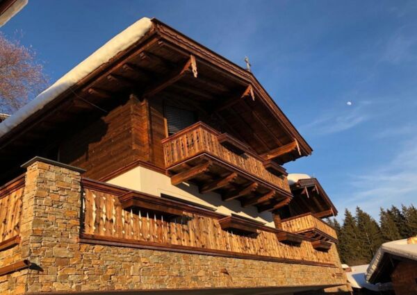 Nationalpark Chalet Jagdhausspitze Neukirchen - 
<ul>
  <li>Directe toegang tot de dalafdaling en nabijheid van skigebieden zoals Wildkogel Arena, Zillertal Arena en Kitzbüheler Alpen.</li>
  <li>Ultieme ontspanning met een Finse sauna en sfeervolle open haard na een dag skiën.</li>
  <li>Geschikt voor groepen en huisdieren, met moderne faciliteiten en prachtig uitzicht.</li>
</ul>