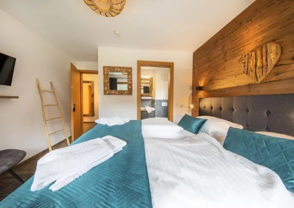 0012 NK Chalet 11 029 slaapkamer met 2 persoonsbed en badkamer en suite