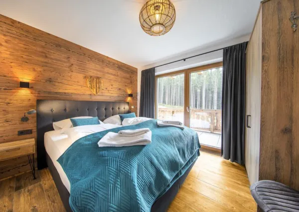 0013 NK Chalet 11 028 slaapkamer met 2 persoonsbed en badkamer en suite