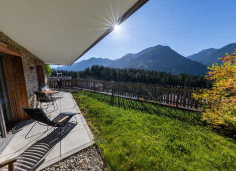 Neukirchen Nationalpark chalet Kristallwand zomer tuin en terras beneden 1