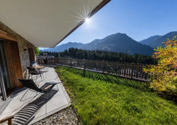 Neukirchen Nationalpark chalet Kristallwand zomer tuin en terras beneden 1