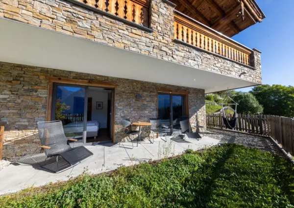 Neukirchen Nationalpark chalet Kristallwand zomer tuin en terras beneden 2