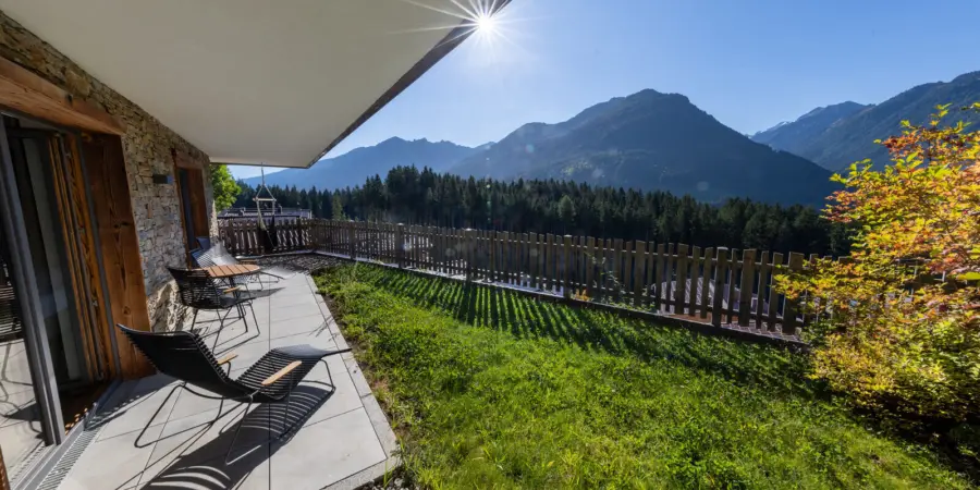 Neukirchen Nationalpark chalet Kristallwand zomer tuin en terras beneden 1