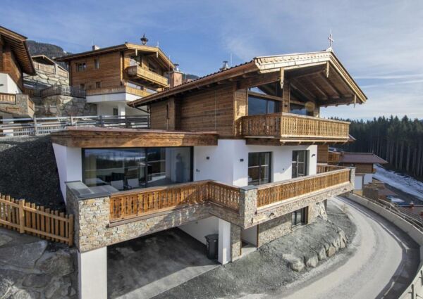 Nationalpark Chalet Kuhhaut Neukirchen - 
<ul>
  <li>Directe toegang tot skivoorzieningen en nabijheid van skischool en -verhuur.</li>
  <li>Wellnessruimte met grote Finse sauna voor ontspanning na een dag op de piste.</li>
  <li>Ruime skiberging en knusse open haard voor gezellige winteravonden.</li>
</ul>
