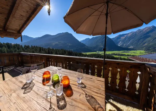 Neukirchen Nationalpark Chalet Kuhhaut zomer uitzicht eettafel 2