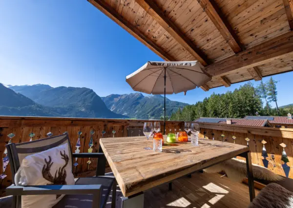 Neukirchen Nationalpark Chalet Kuhhaut zomer eettafel