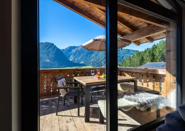 Neukirchen Nationalpark Chalet Kuhhaut zomer balkon eettafel