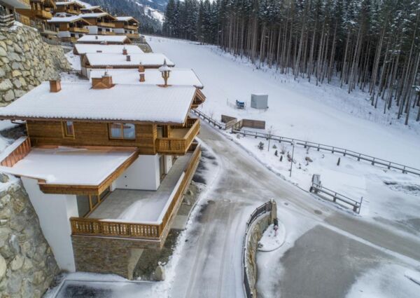 Nationalpark Chalet Malhamhorn Neukirchen - 
<ul>
  <li>Directe toegang tot de dalafdaling van het familievriendelijke skigebied de Wildkogel Arena.</li>
  <li>Uitstekende faciliteiten voor wintersporters, zoals een skiberging met skischoendroger en nabijheid van skiverhuur en skilessen.</li>
  <li>Wellnessruimte met Finse sauna en ontspanningsruimte voor ontspanning na een actieve dag.</li>
</ul>
