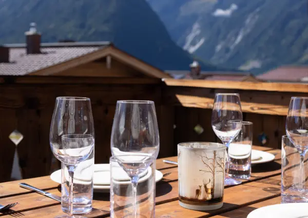 NK Mittereggspitze eettafel balkon detail