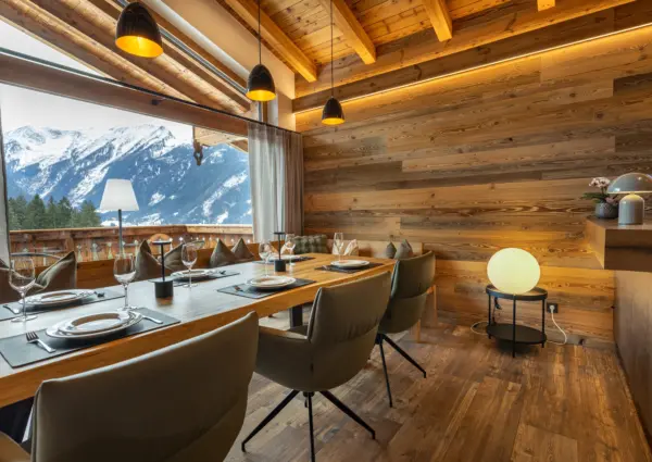 NK Ochsenbug eettafel en lamp