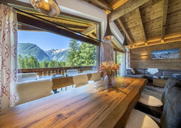 Nationalpark Chalet Reichenbergerspitze Neukirchen - 
<ul>
  <li>Uitstekende locatie met directe toegang tot de dalafdaling van Wildkogel Arena en nabijheid van skibus naar skigebied Kitzbüheler Alpen.</li>
  <li>Hoog comfortniveau met luxe voorzieningen zoals een Finse sauna, open haard, en skiberging met skischoendroger.</li>
  <li>Adembenemend uitzicht en zonnig terras voor ontspanning na een dag op de piste.</li>
</ul>