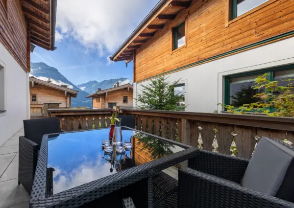 NK RC3 B6tspitze terras eettafel