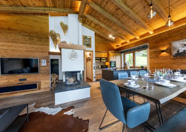 National Park Chalet Vorderkopf Neukirchen woonkamer en eettafel