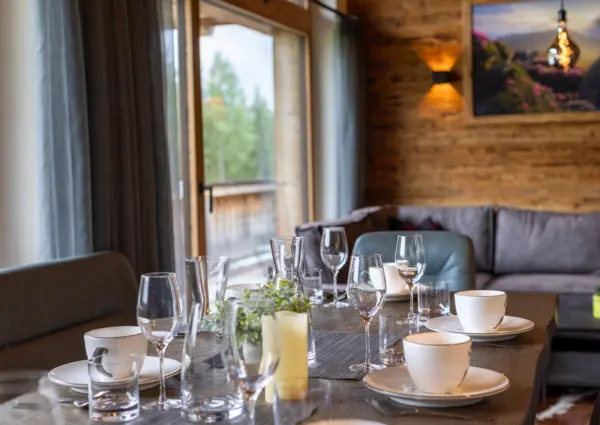 National Park Chalet Vorderkopf Neukirchen eettafel close up