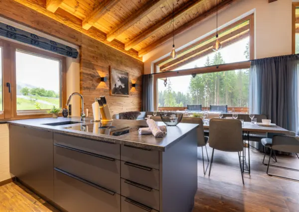 National Park Chalet Vorderkopf Neukirchen keuken en eettafel