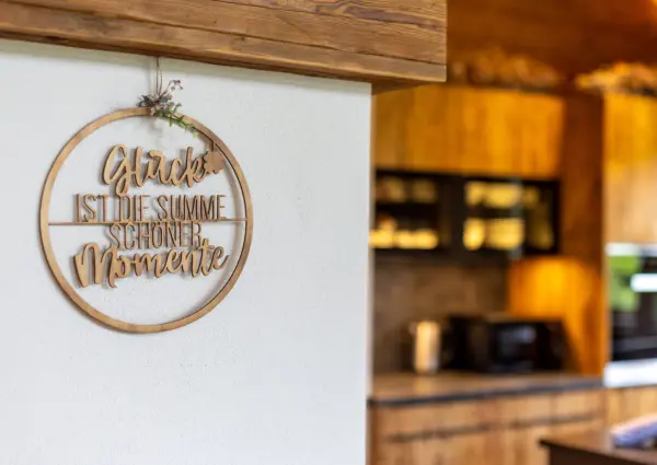 National Park Chalet Vorderkopf Neukirchen keuken met logo