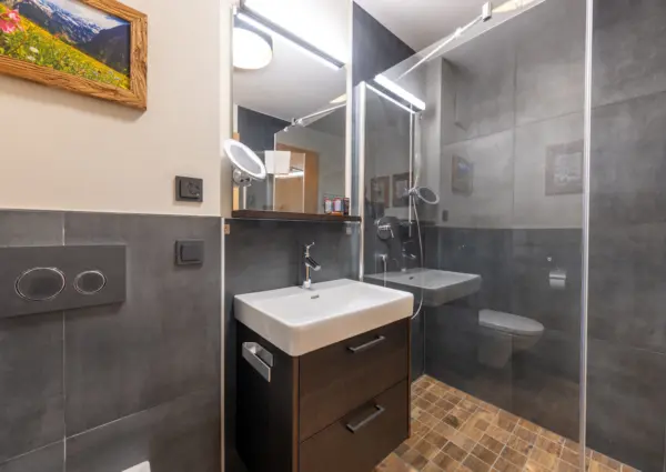 National Park Chalet Vorderkopf Neukirchen slaapkamer met ensuite badkamer