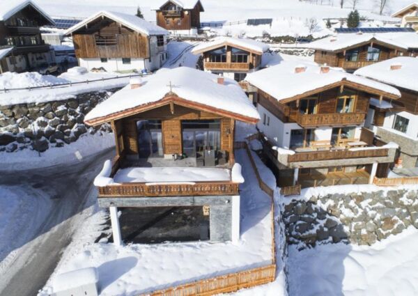 Nationalpark Chalet Wildenkogel Neukirchen - 
<ul>
  <li>Directe toegang tot skibus en nabijheid van meerdere skigebieden zoals Wildkogel Arena, Kitzbüheler Alpen en Zillertal Arena.</li>
  <li>Luxe faciliteiten zoals een sauna en open haard voor ontspanning na een dag wintersport.</li>
  <li>Adembenemend uitzicht op de 'Großvenediger' en toegang tot een groot balkon/terras voor ontspanning en genieten van het landschap.</li>
</ul>