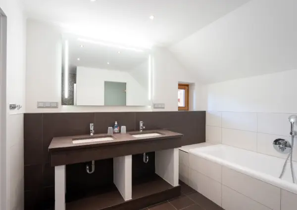 Panorama Chalet Forest en suite badkamer met dubbele wastafel