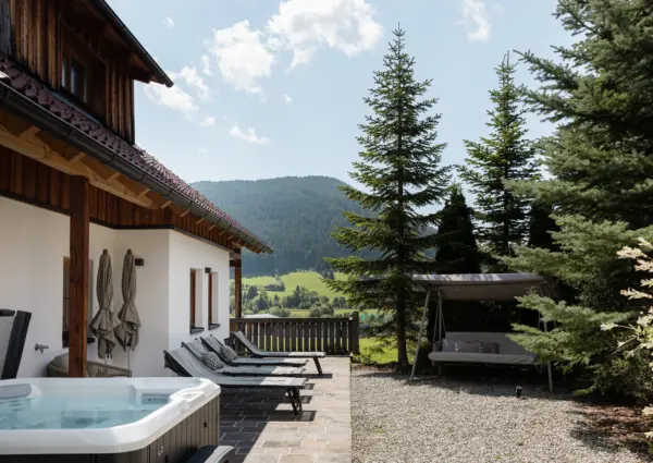 Panorama Chalet Forest zomers jacuzzi op terras