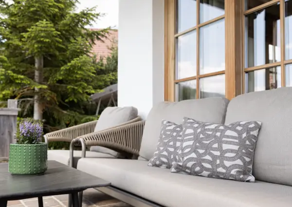 Panorama Chalet Forest zomers ontspannen op terras