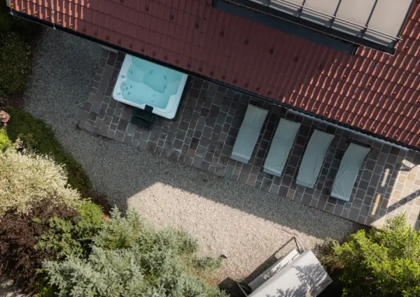 Panorama Chalet Forest zomers terras met jacuzzi