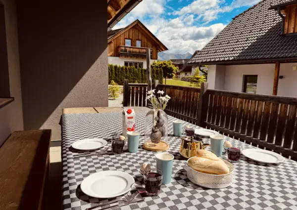 Mauterndorf Grau XL ontbijten op terras