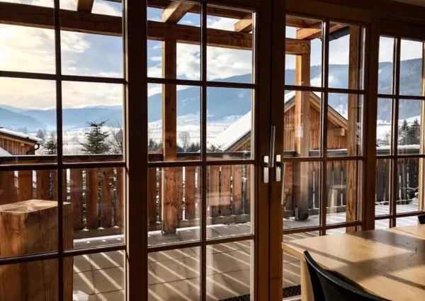 Panorama Chalet Grau in Mauterndorf doorkijk naar terras
