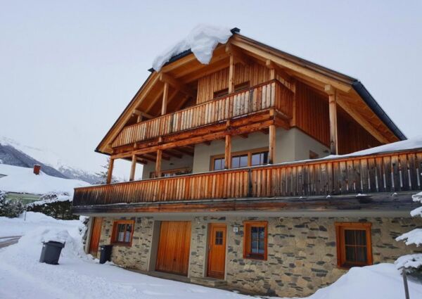 Panorama Chalet Grau Mauterndorf -
<ul>
<li>De skibus op 150 meter afstand brengt je snel naar meerdere skigebieden.</li>
<li>Ontspanning na het skiën in de luxe ontspanningsruimte met Finse sauna.</li>
<li>Adembenemend uitzicht op de bergen vanaf het ruime balkon.</li>
</ul>