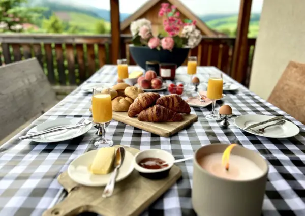 Panorama Chalet Grau in Mauterndorf zomers ontbijt op het terras