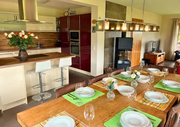 Panorama Chalet Lungau Mauterndorf Eettafel met open haard