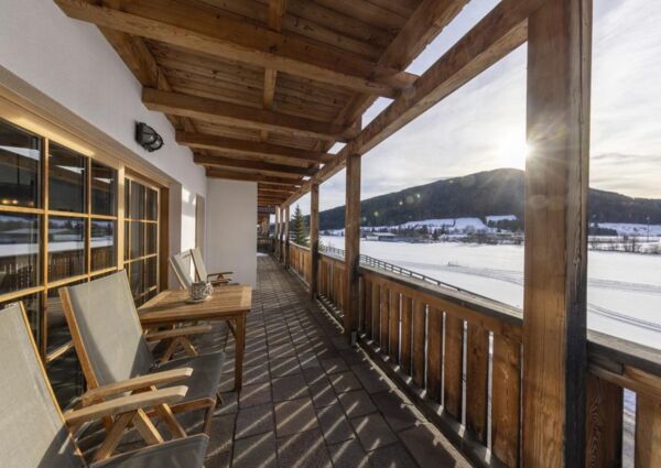 Panorama Chalet Taurachtal Mauterndorf -
<ul>
<li>Uitgebreide wellnessfaciliteiten met twee bubbelbaden en een Finse sauna voor optimale ontspanning na een dag op de piste.</li>
<li>Handige skiberging met skischoendroger en nabijheid van de skibus naar diverse skigebieden.</li>
<li>Ruime en luxe accommodatie met comfortabele slaapplaatsen en moderne voorzieningen zoals smart-tv's en een volledig uitgeruste keuken.</li>
</ul>