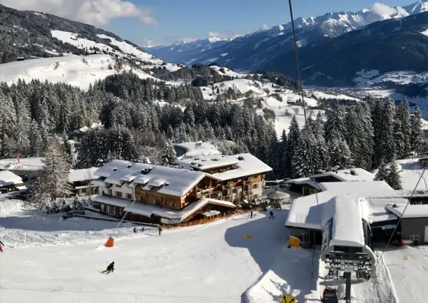 Penthouse Jen Sen aanzicht vanaf piste gondel