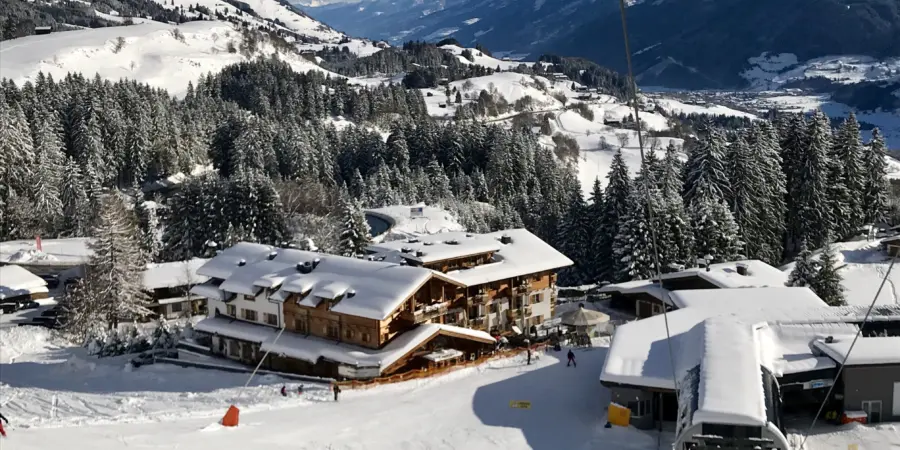 Penthouse Jen Sen aanzicht vanaf piste gondel