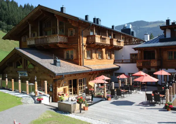 Penthouse Jen Sen zomers aanzicht gebouw