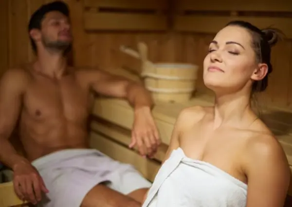 Impressie man en vrouw ontspannen in sauna