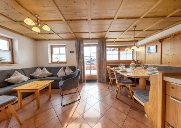 KL Pim s Alm Hutte eethoek en woonkamer