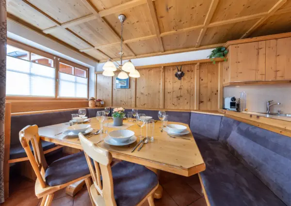 KL Pim s Alm Hutte eethoek