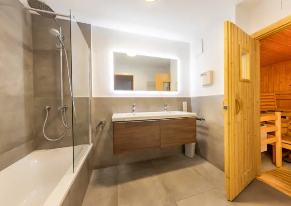 KL Pim s Alm Hutte badkamer met sauna 1