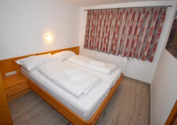 0007 Downstairs Double Bedroom 2 Edit