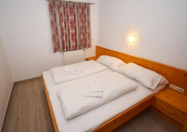 0011 Downstairs Double Bedroom 1 Edit