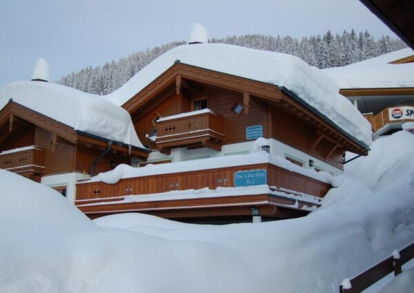 Pim's Alm Hütte 2 Königsleiten -
<ul>
<li>Centraal gelegen nabij restaurants, supermarkt en skischool</li>
<li>Directe toegang tot de 'Dorfbahn' skigondel en sportwinkel</li>
<li>Finse sauna en luxe faciliteiten voor ontspanning na het skiën</li>
</ul>